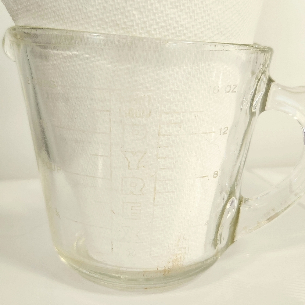 Vintage 516 Pyrex Measuring Cup. 2 cups D Handle 16 oz